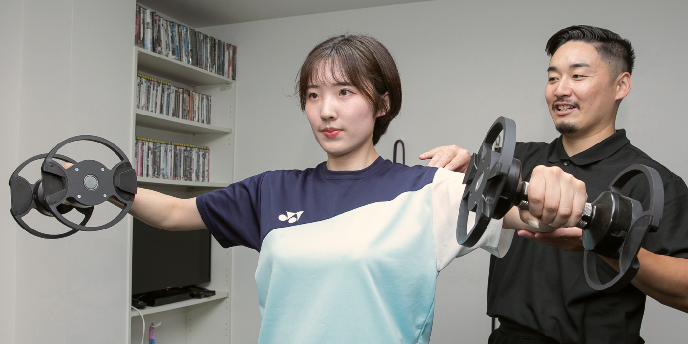 ダンベルを持つ人