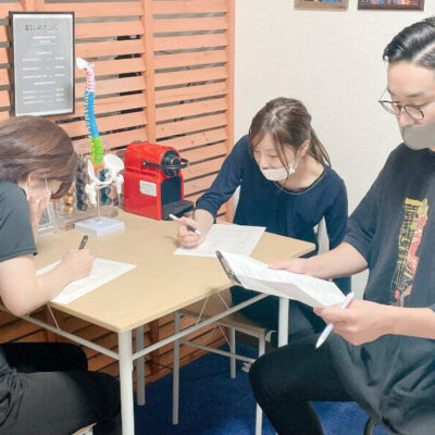 室内のカウンセリング風景