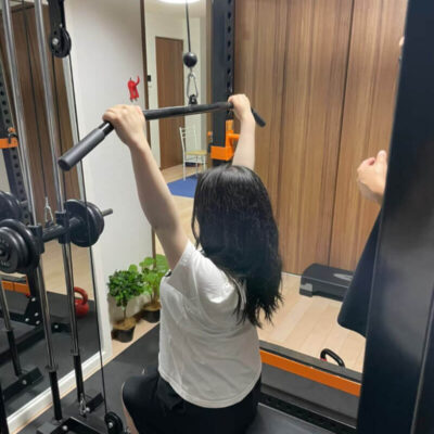 ラックを使用したトレーニング風景