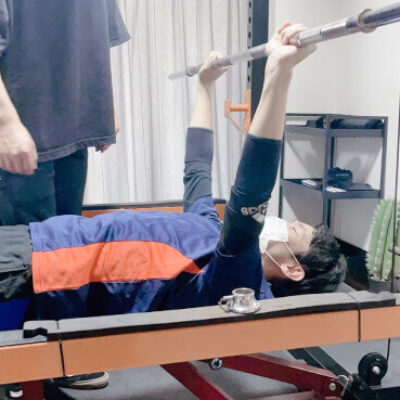 ベンチプレスを行うトレーニング風景