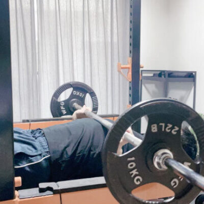 ベンチプレスのトレーニング風景