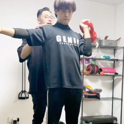 補助付きでケトルベル使用時のトレーニング風景